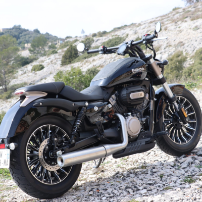 BENDA ROCK – Custom 125 & 300 cm³ | Bicylindre | Transmission courroie | Design premium BENDA ROCK – Custom 125 & 300 cm³ | Bicylindre | Transmission courroie | Design premium