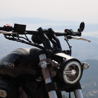 BENDA ROCK – Custom 125 & 300 cm³ | Bicylindre | Transmission courroie | Design premium BENDA ROCK – Custom 125 & 300 cm³ | Bicylindre | Transmission courroie | Design premium