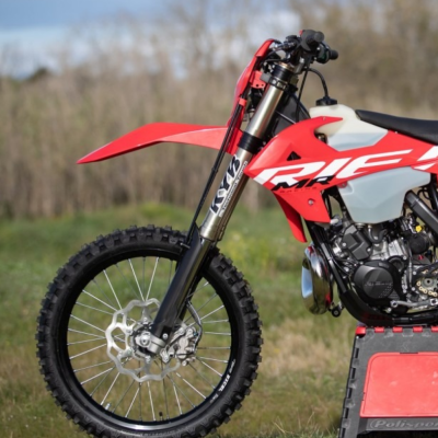 Rieju MR Racing 300i 2026 – Enduro 2T | Châssis acier | Suspension KYB | Injection