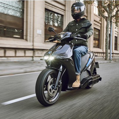 Ray 7.7 – Scooter électrique 11 kW | 150 km d’autonomie | 125 cc équivalent | Charge rapide
