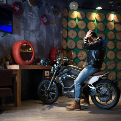 VMoto TC – Café Racer électrique 50cc | 65 km autonomie | 45 km/h | Dès 14 ans