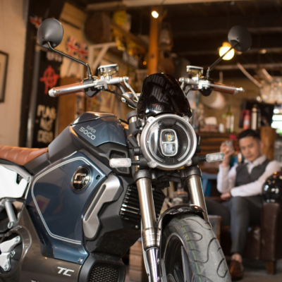 VMoto TC – Café Racer électrique 50cc | 65 km autonomie | 45 km/h | Dès 14 ans